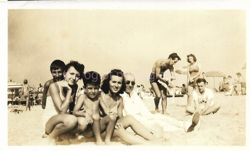  FOUND ANTIQUE PHOTOGRAPH  Color A DAY AT THE BEACH Original Snapshot  29 63 T