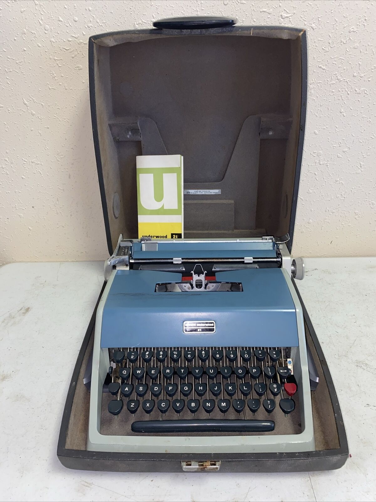 Vintage Olivetti Underwood 21 Portable Manual Typewriter With Case Works