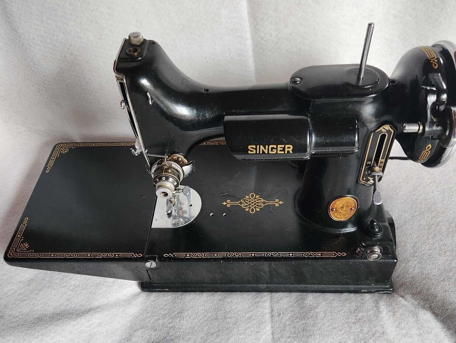 1940 SINGER FEATHERWEIGHT Sewing Machine #221 with Case