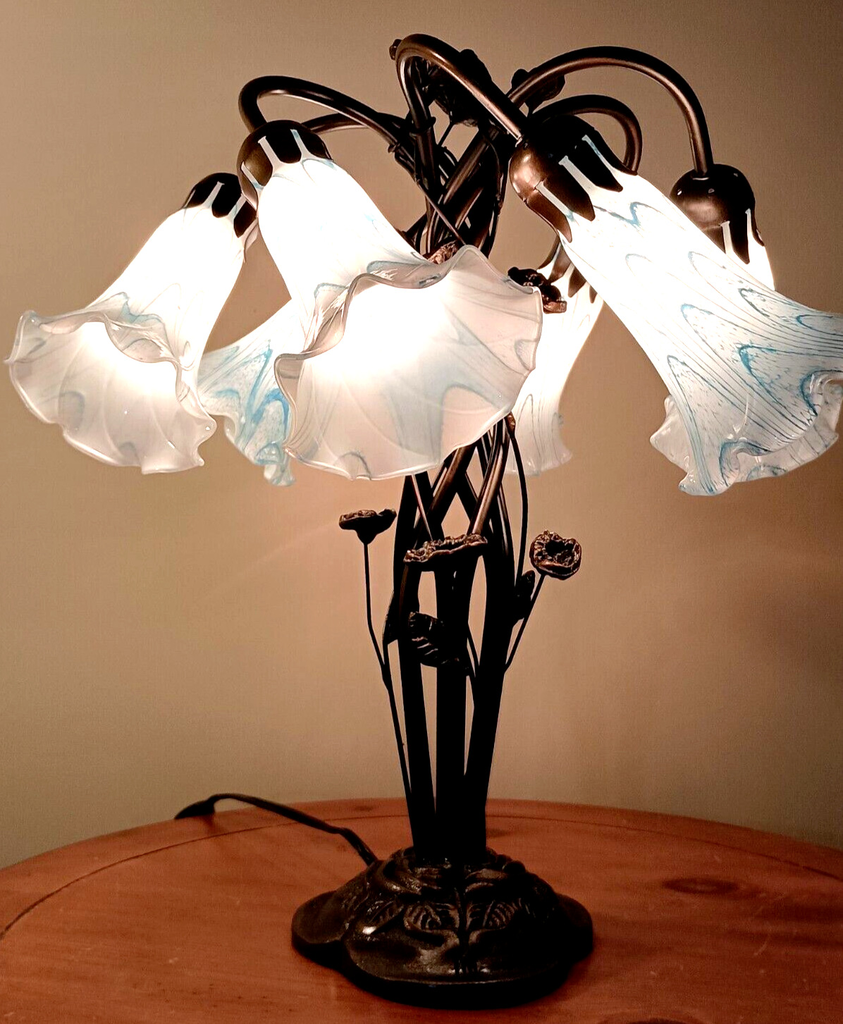 STUNNING NIB Meyda Tiffany Style Downturned Lily Bronze Table Lamp, white&blue
