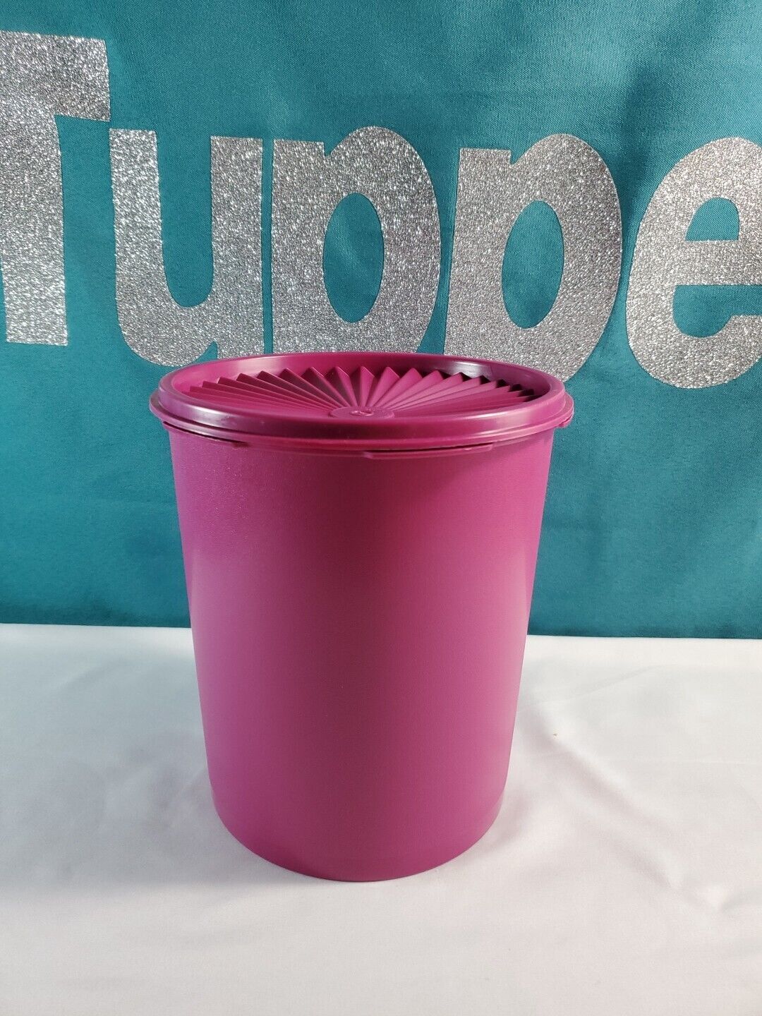 Tupperware Servalier Canister 2.7L / 11.50 cup Deep Pink Canister New