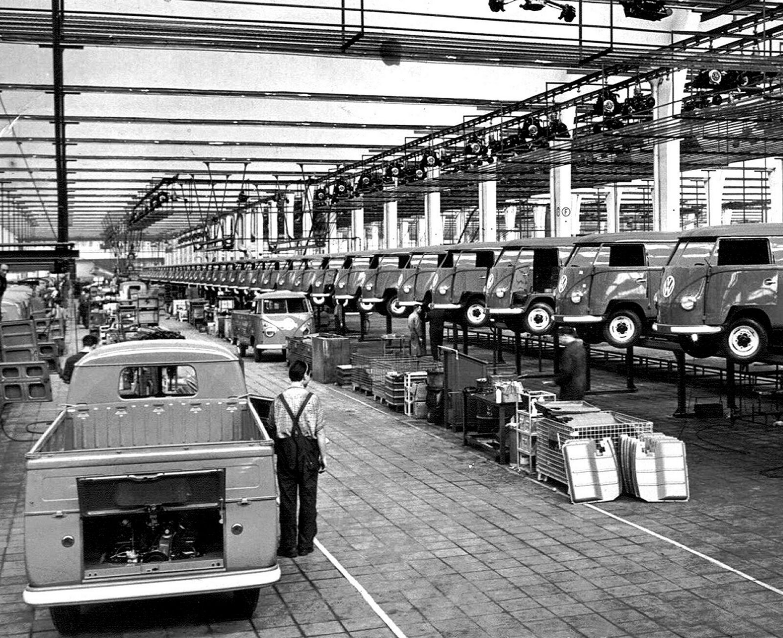 1967 VOLKSWAGEN  BUS ASSEMBLY LINE  Photo  (219-p)