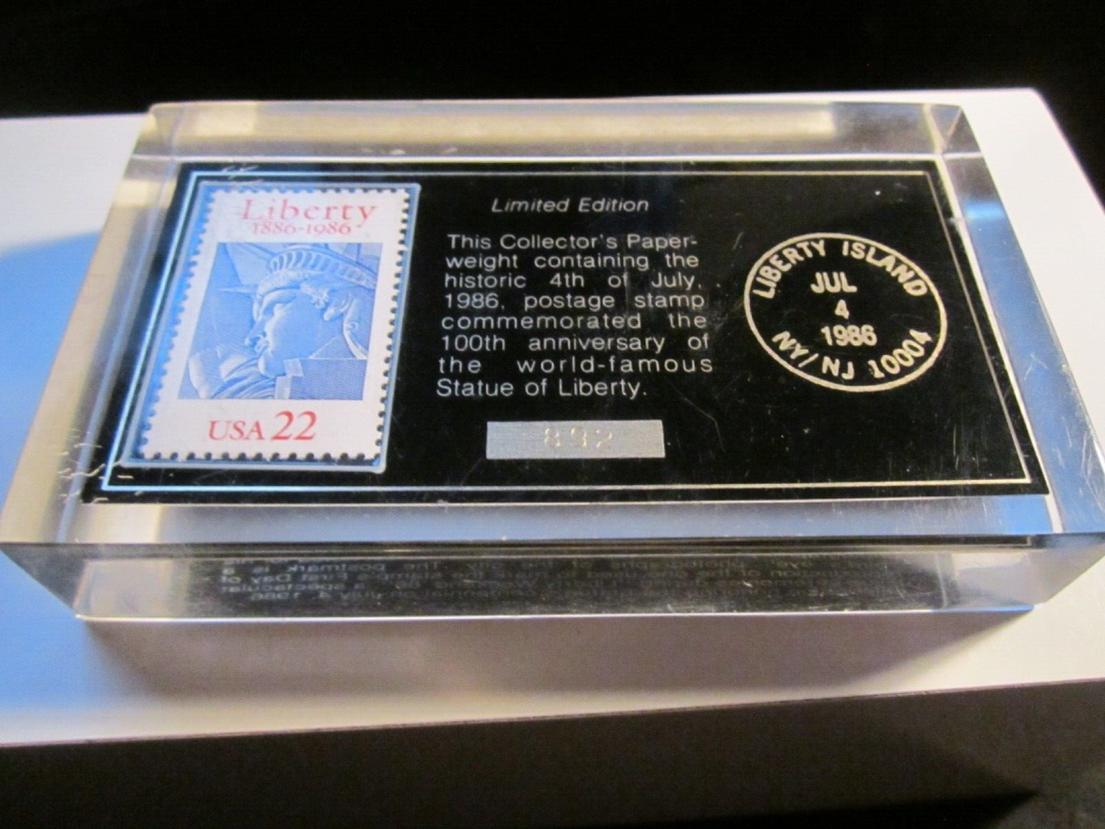 1986 LIMITED EDITION LIBERTY ISLAND STAMP PAPERWEIGHT NUMBERED 892 -  BBA-23D
