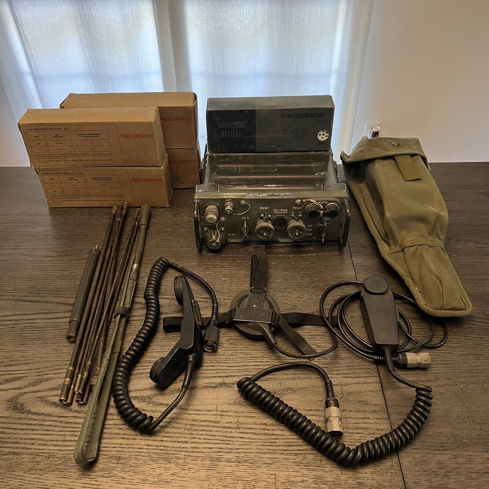 RT-841/PRC-77 Vintage Radio Receiver, Antennas, Batteries, Handset, Microphone