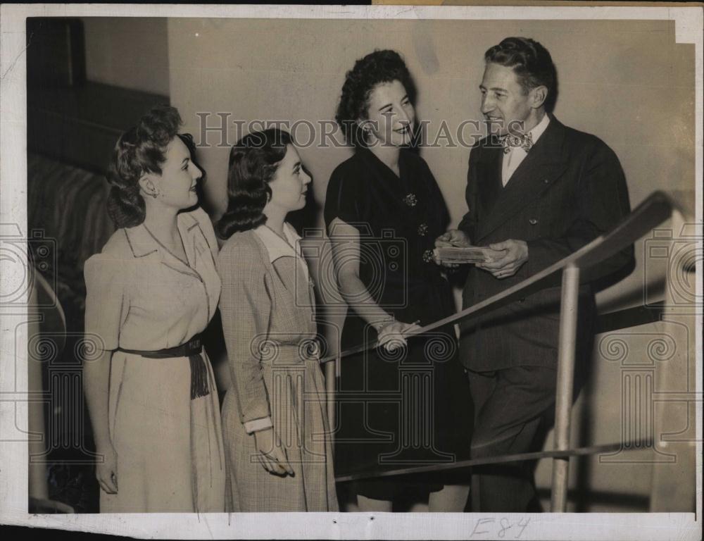1945 Press Photo John Lyons & Bridge Girls Mildred,Eleanor & Adrienne Gingras