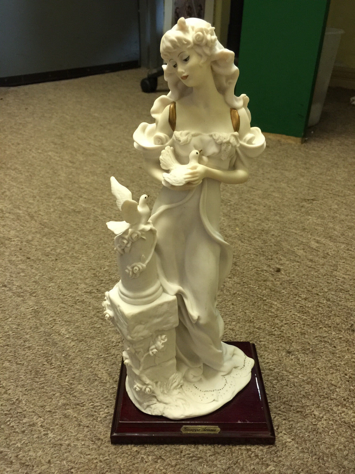 1987 Giuseppe Armani Florence lady with doves figurine w/birds and pedestal