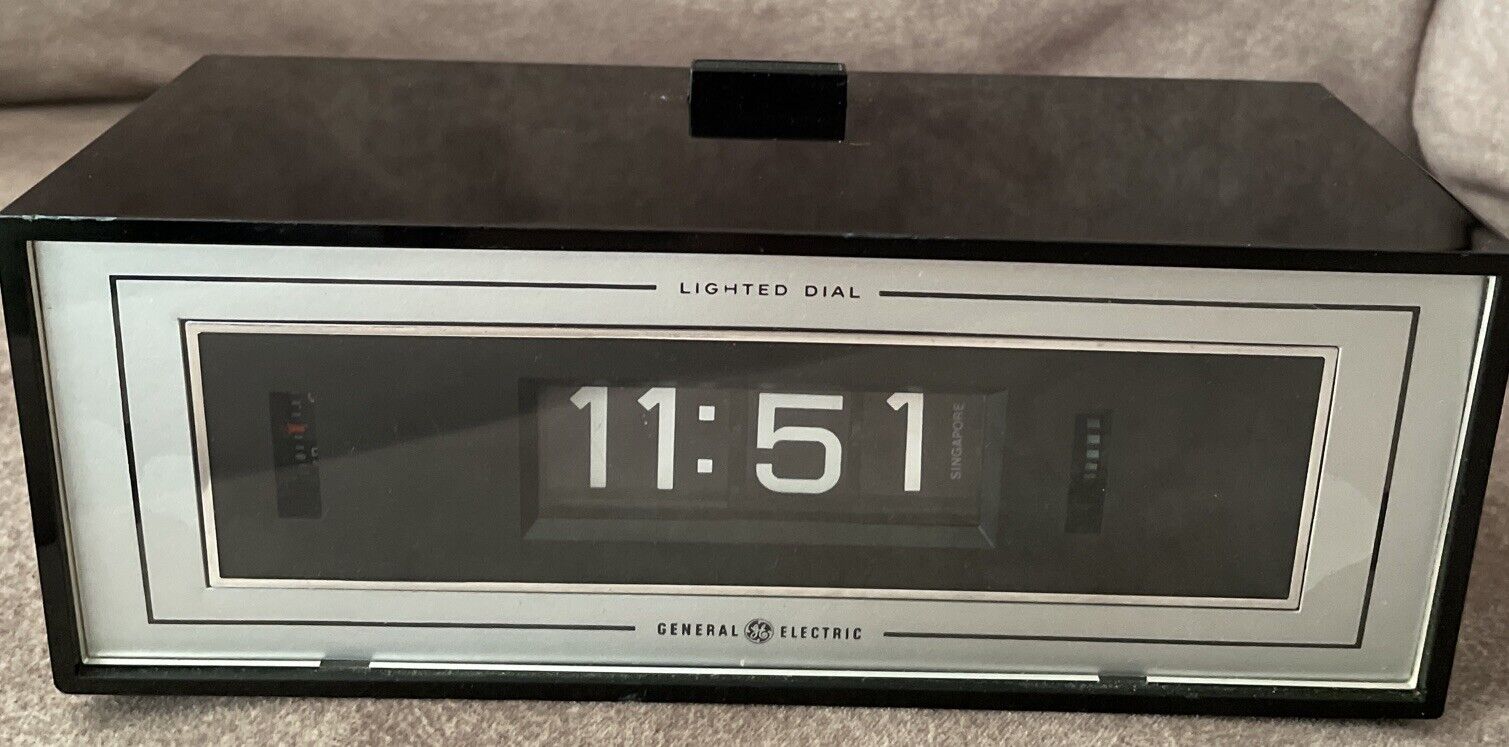 1970s GE Model 8142-4 Vintage Alarm Clock Lighted Flip Dial Retro Tested