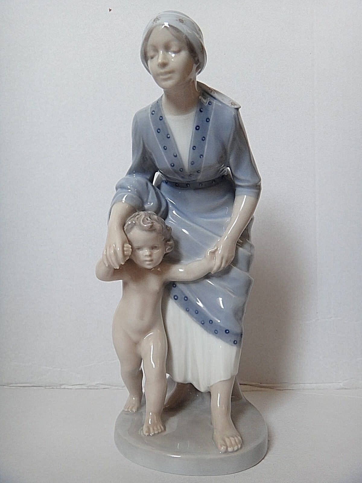 Royal Copenhagen figurine # 1404 Mother and child