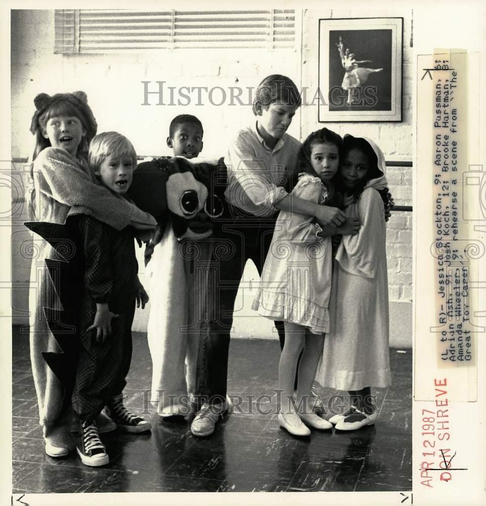 1987 Press Photo Children rehearse a scene from 