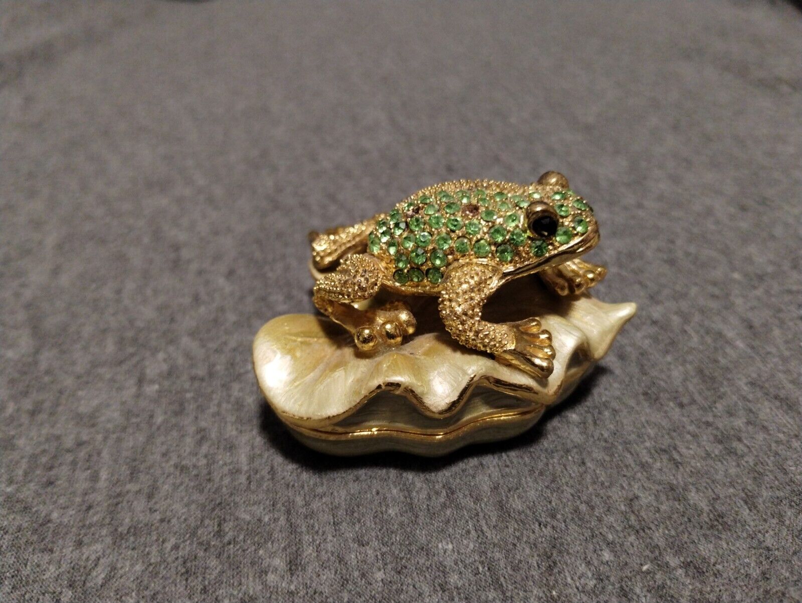 Kubla Craft Enameled Golden Frog on Lily Pad Trinket Box Magnetic Closure Heavy