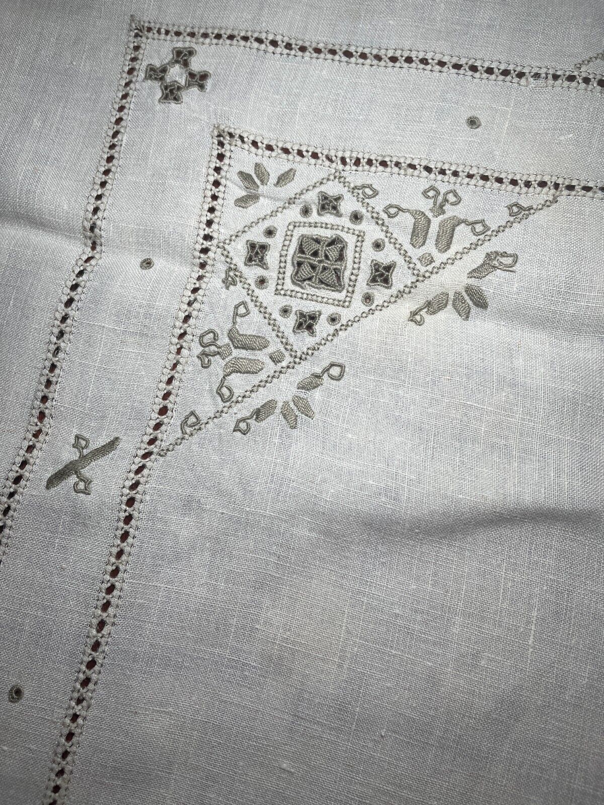 VINTAGE MADEIRA TABLECLOTH HAND EMBROIDERY CUTWORK LINEN LARGE BANQUET 8'x5.5'