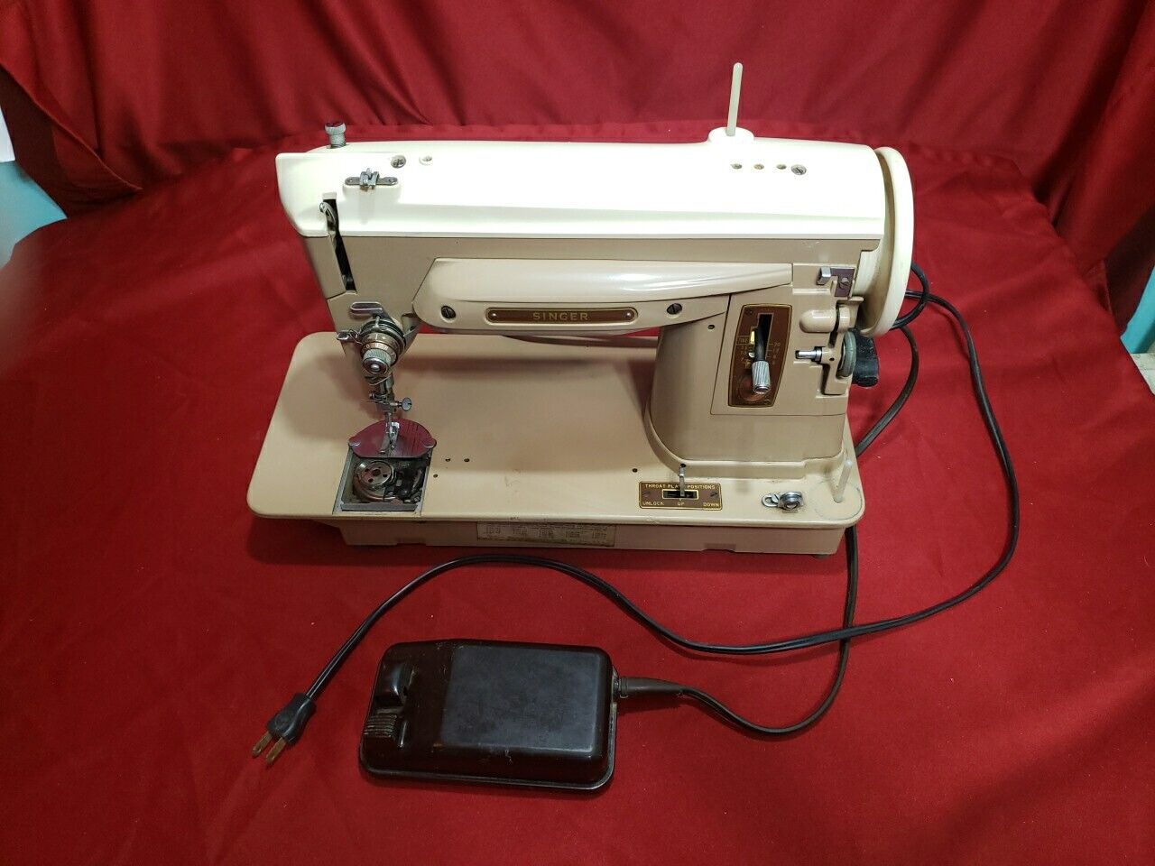 VINTAGE SINGER SEWING MACHINE MODEL 404  With pedal