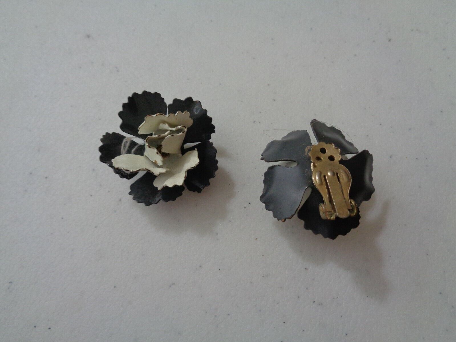 Vintage Black + White Metal Flowers Clip Earrings D9