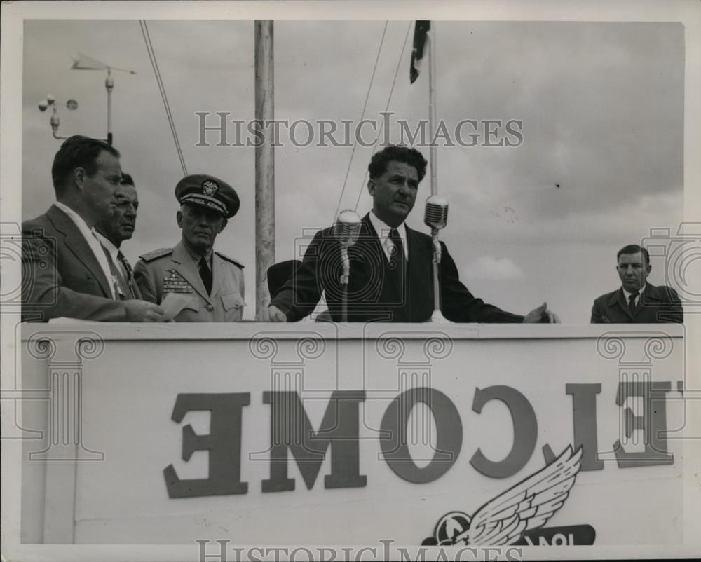 1946 Press Photo Governor Lausche at the races - nee68521