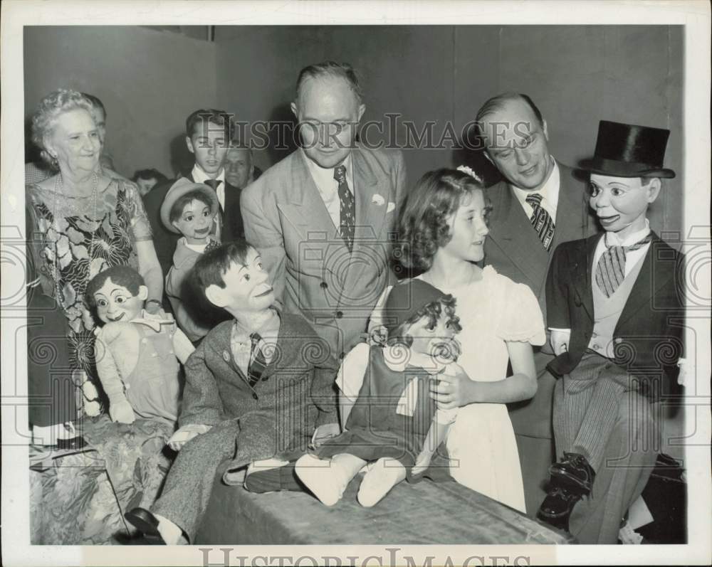 1949 Press Photo Edgar Bergen with fellow ventriloquists at Hollywood meeting