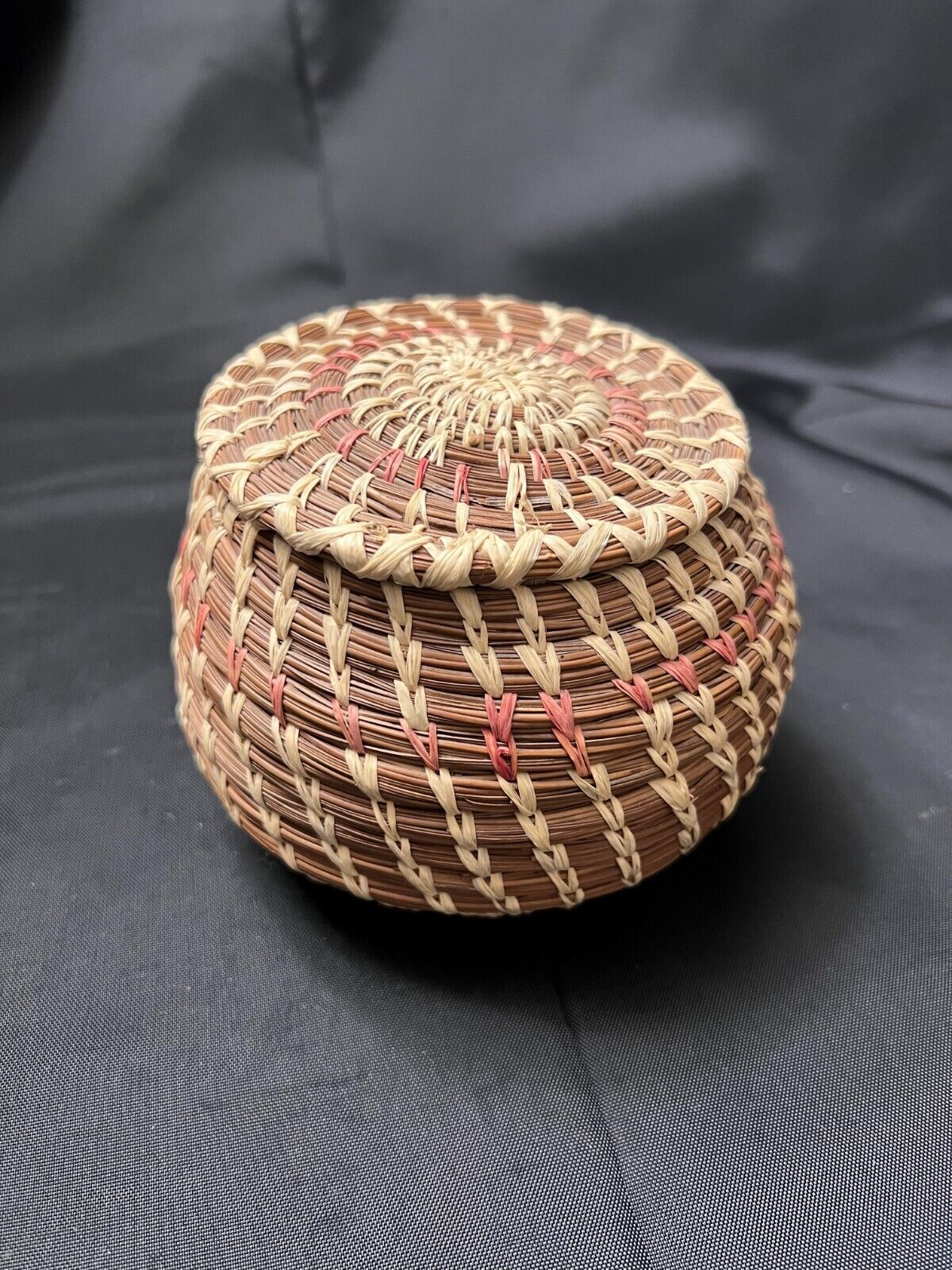 Vintage Native American COUSHATTA TRIBE Woven Pine Needle Small Basket w/Lid