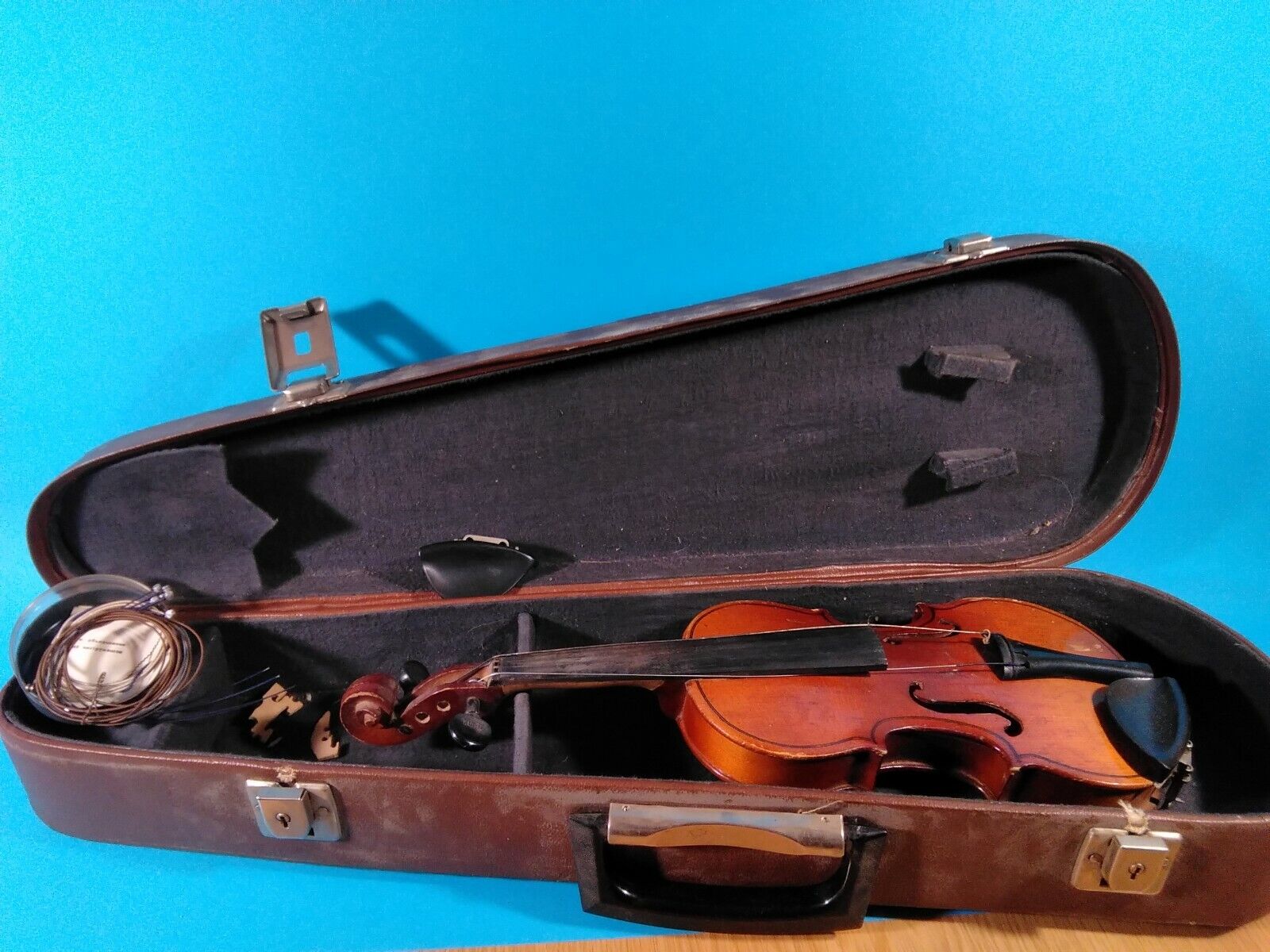  Soviet vintage violin in the original case. 1/8
