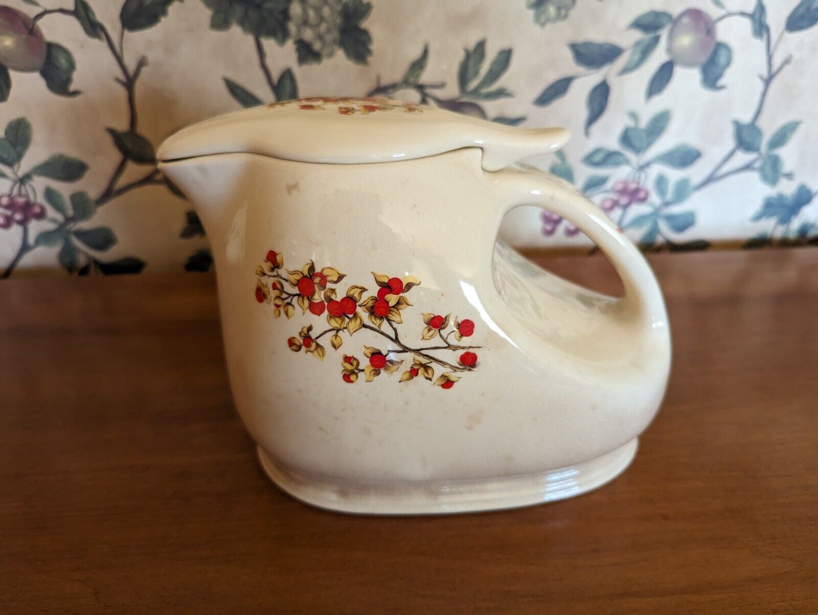 VINTAGE UNIVERSAL-CAMBRIDGE POTTERY BITTERSWEET PATTERN ICE PITCHER WITH LID 