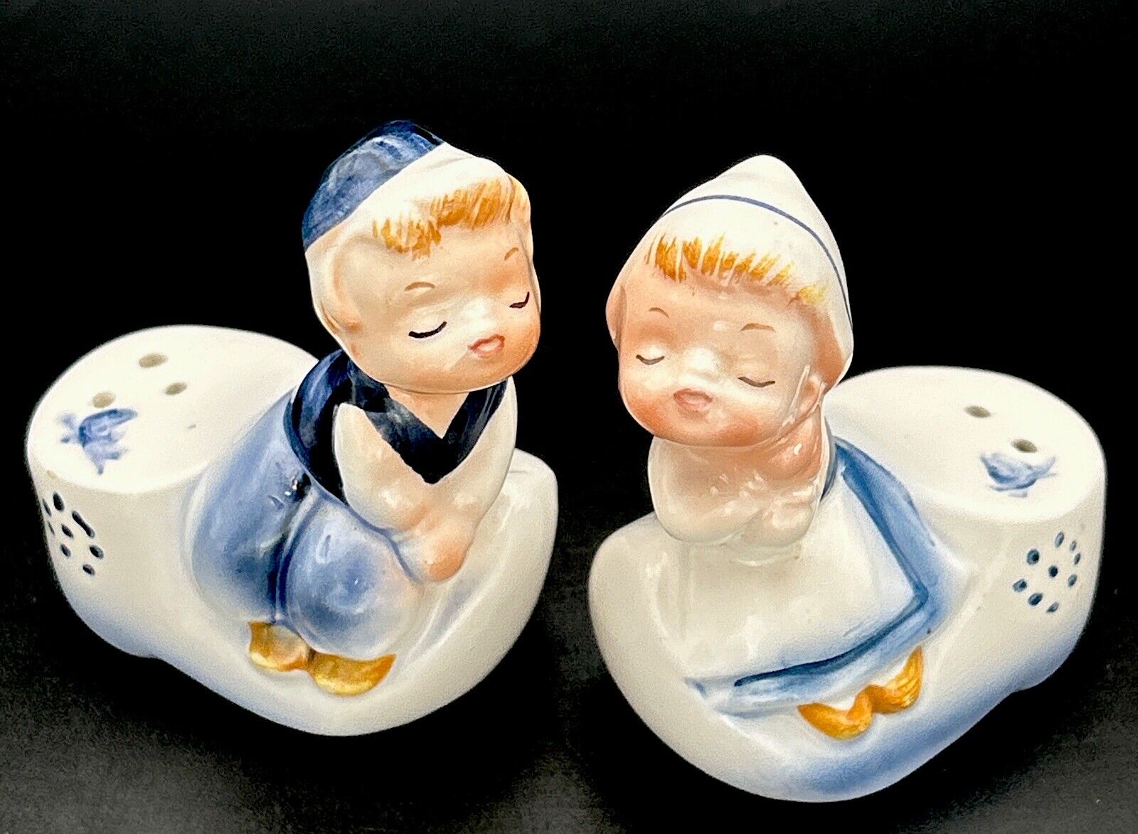 Vintage Kissing Dutch Kids on Clogs Salt and Pepper Shakers Enesco E5816 Ceramic