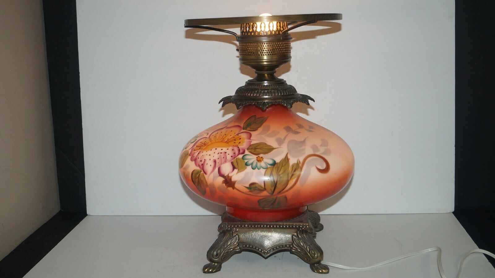 Beautiful Vintage Floral Glass Electric Lighted Table Lamp