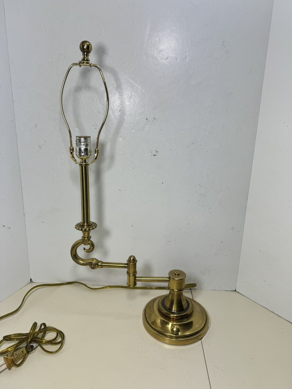 Vintage stiffel brass Swing Arm Brass Table Lamp 25” Off Low & Hi Light (rm)
