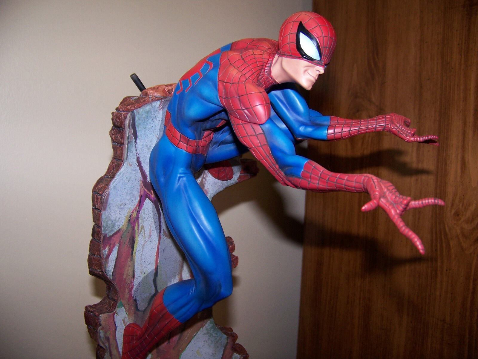 SIDESHOW EXCLUSIVE SPIDER-MAN COMIQUETTE STATUE w/ 2 SIGNED TOM HOLLAND PHOTOs