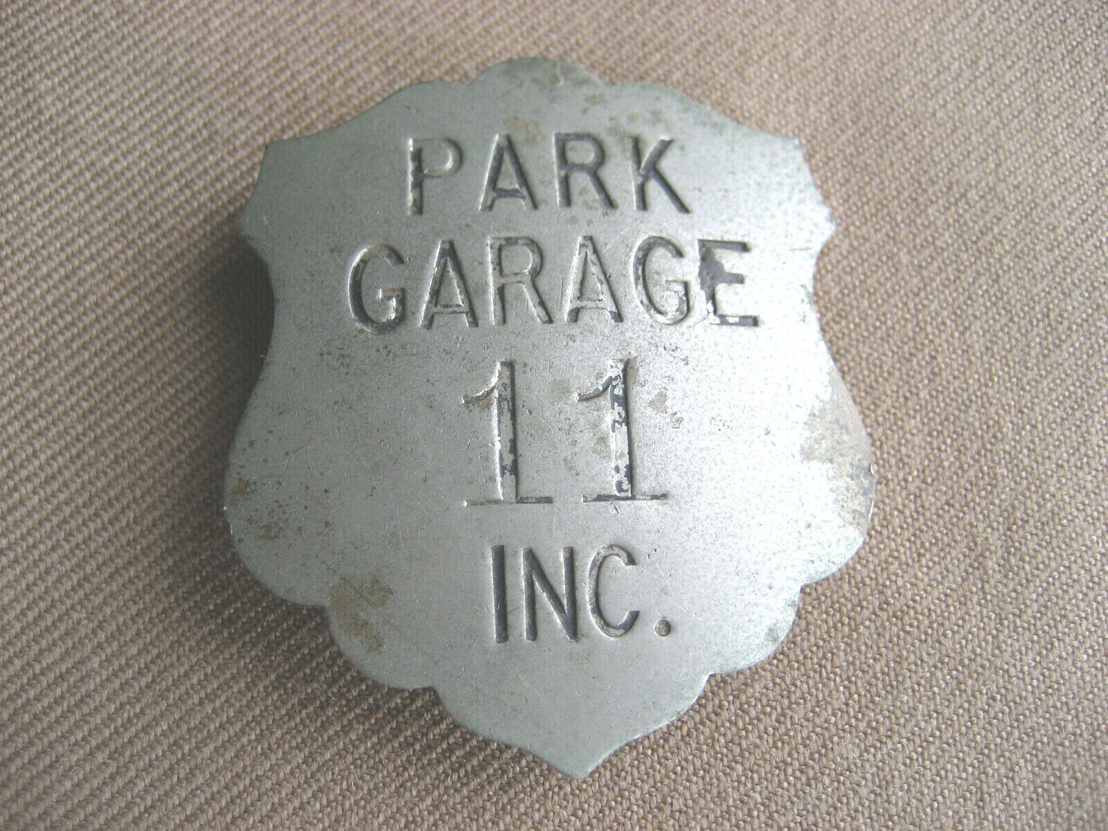 VINTAGE PARK GARAGE #11 INC. ID BADGE OLD AUTO BRASS PIN 305X