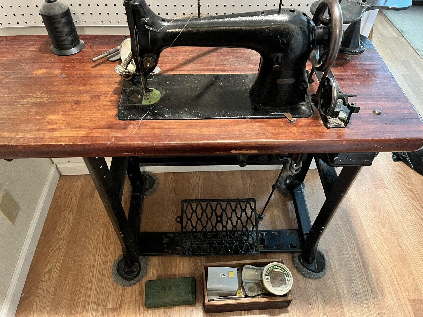 Vtg 1950s SINGER Simanco  Industrial Sewing Machine + Table SIMANCO 31-15 USA