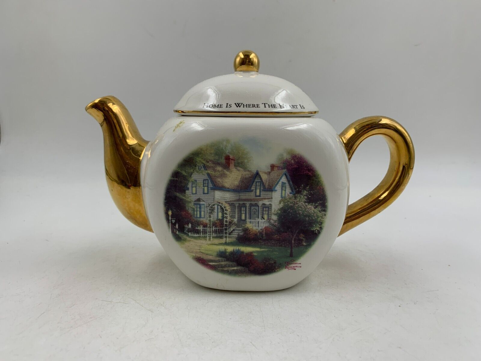 Pre-Owned Thomas Kinkade Ceramic 6in Home is Where the Heart Teapot DD02B26002
