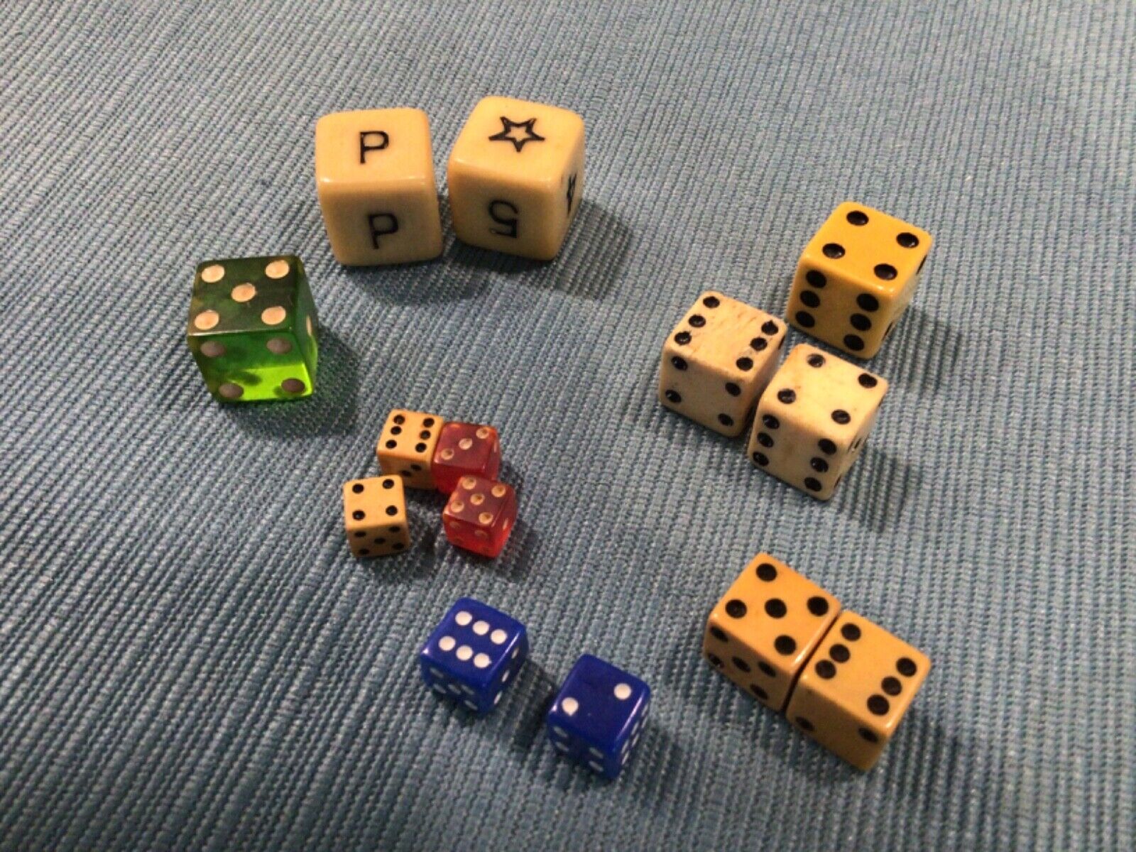 Lot of 12 Dice & 2 Game Dice, variety of sizes, colors, some Bakelite, all Vtg