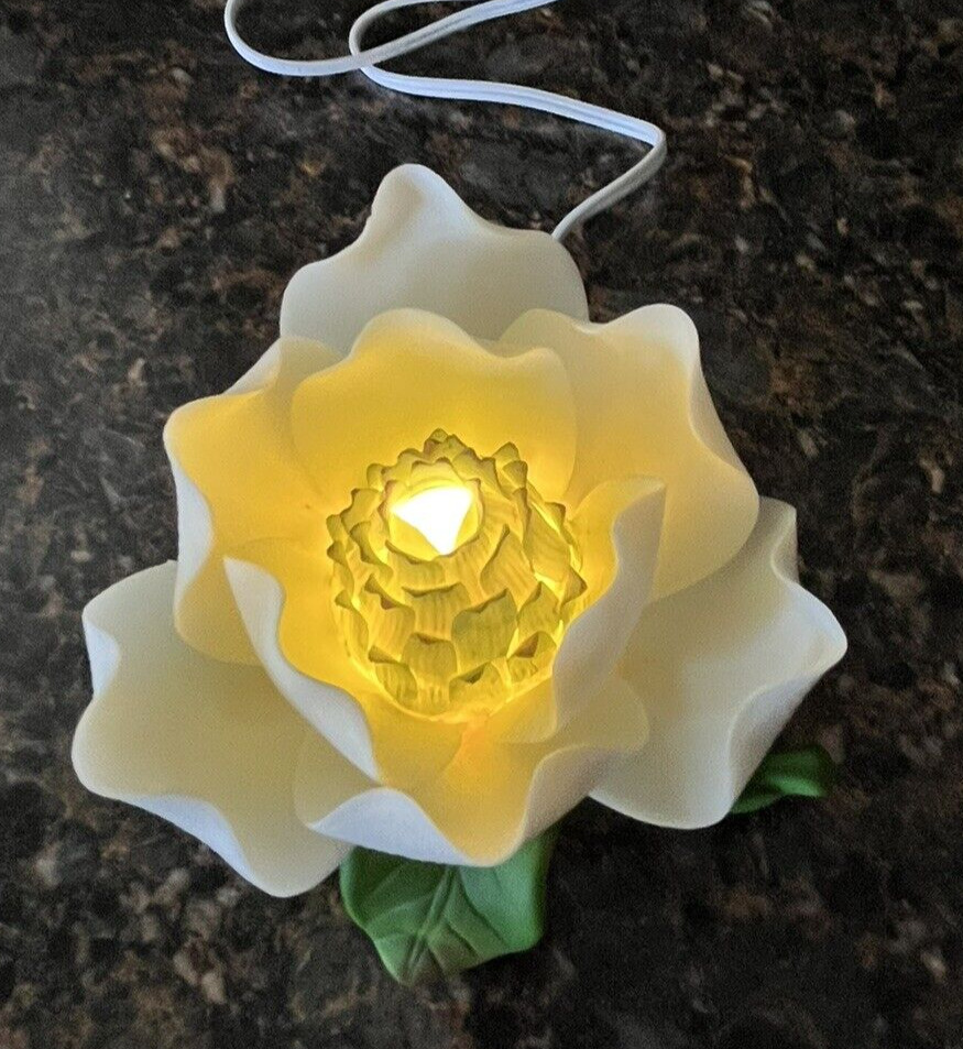 White Magnolia Porcelain Flower Night Light Lights Up Works Well New Cord VTG