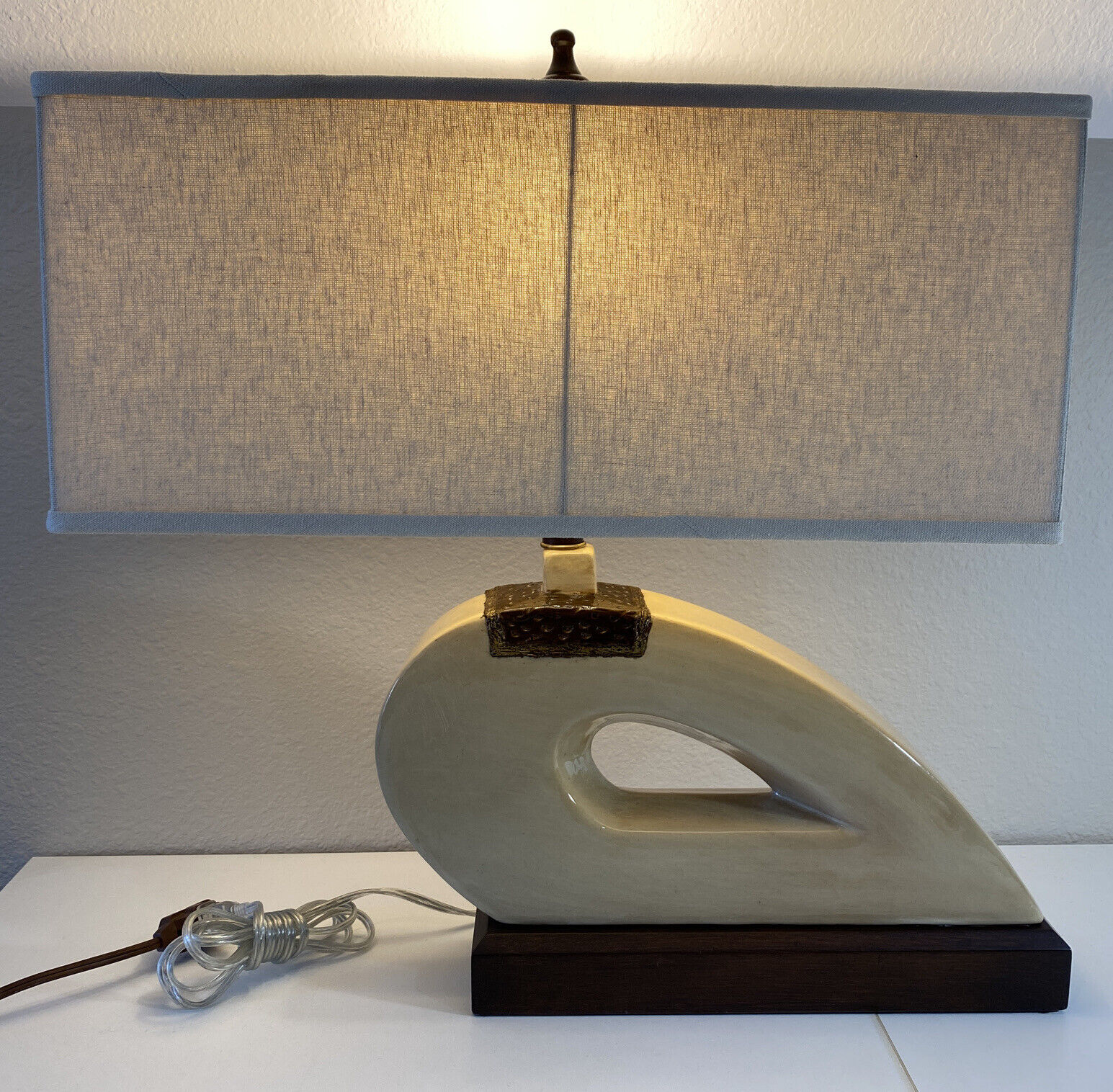 Unique Retro Table Lamp MINT Condition  21” Tall x 23” Wide Gorgeous Cream MCM