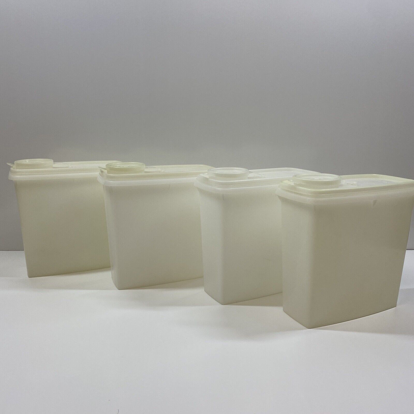 Tupperware 469-15 Plastic Kitchen Containers Set Of 4 Clear Lids 470-18 EUC