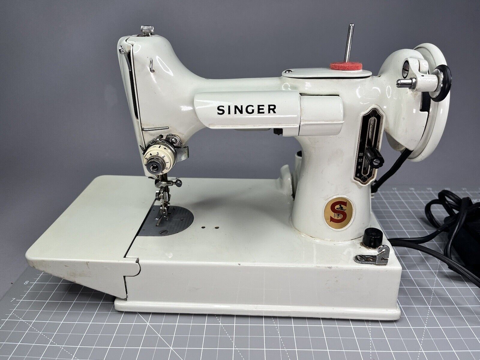 Singer Featherweight 221K Sewing Machine White & Foot Pedal, Needs Bobbin Case