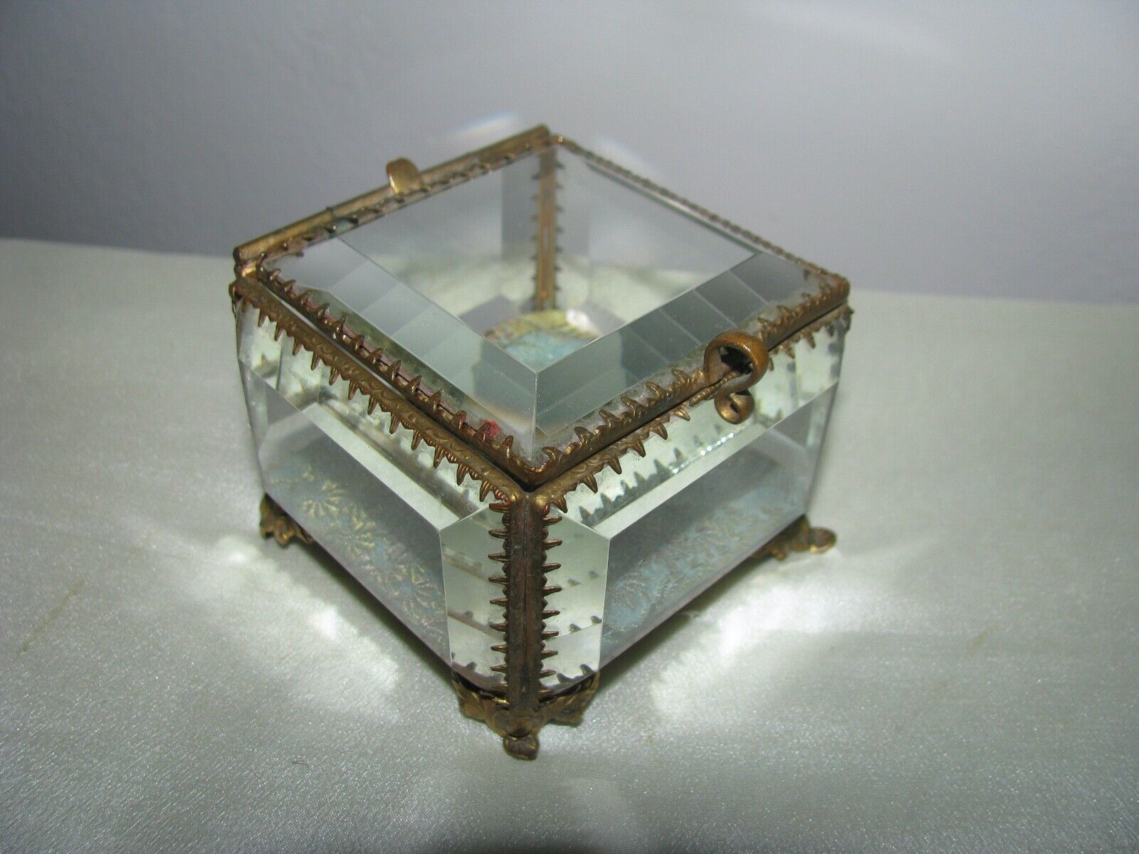 VTG GOLD ORMOLU JEWELRY BOX CASKET ANTIQUE BEVELED 4 SIDED GLASS TOP 