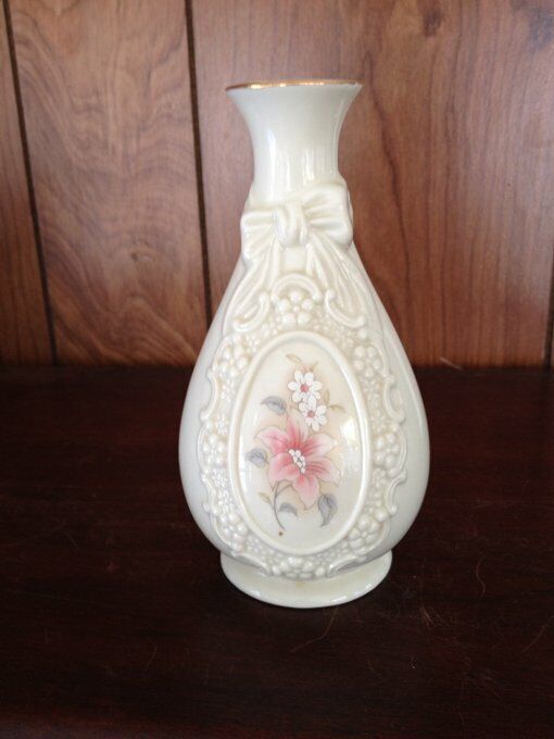 The Cameo Ribbon Vase Royal Heritage Collection 