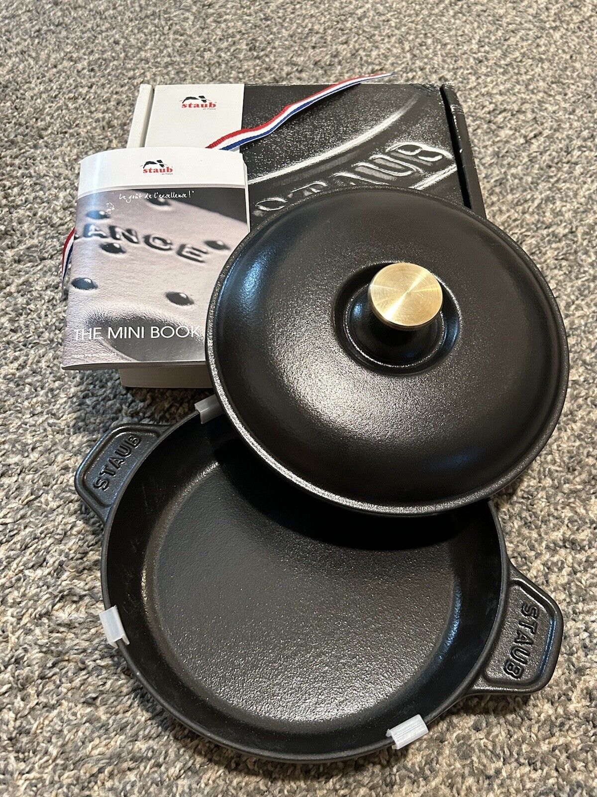 Staub Enamelled Round Hot Plate .75 qt Cast Iron Black Pan With Lid Brand New