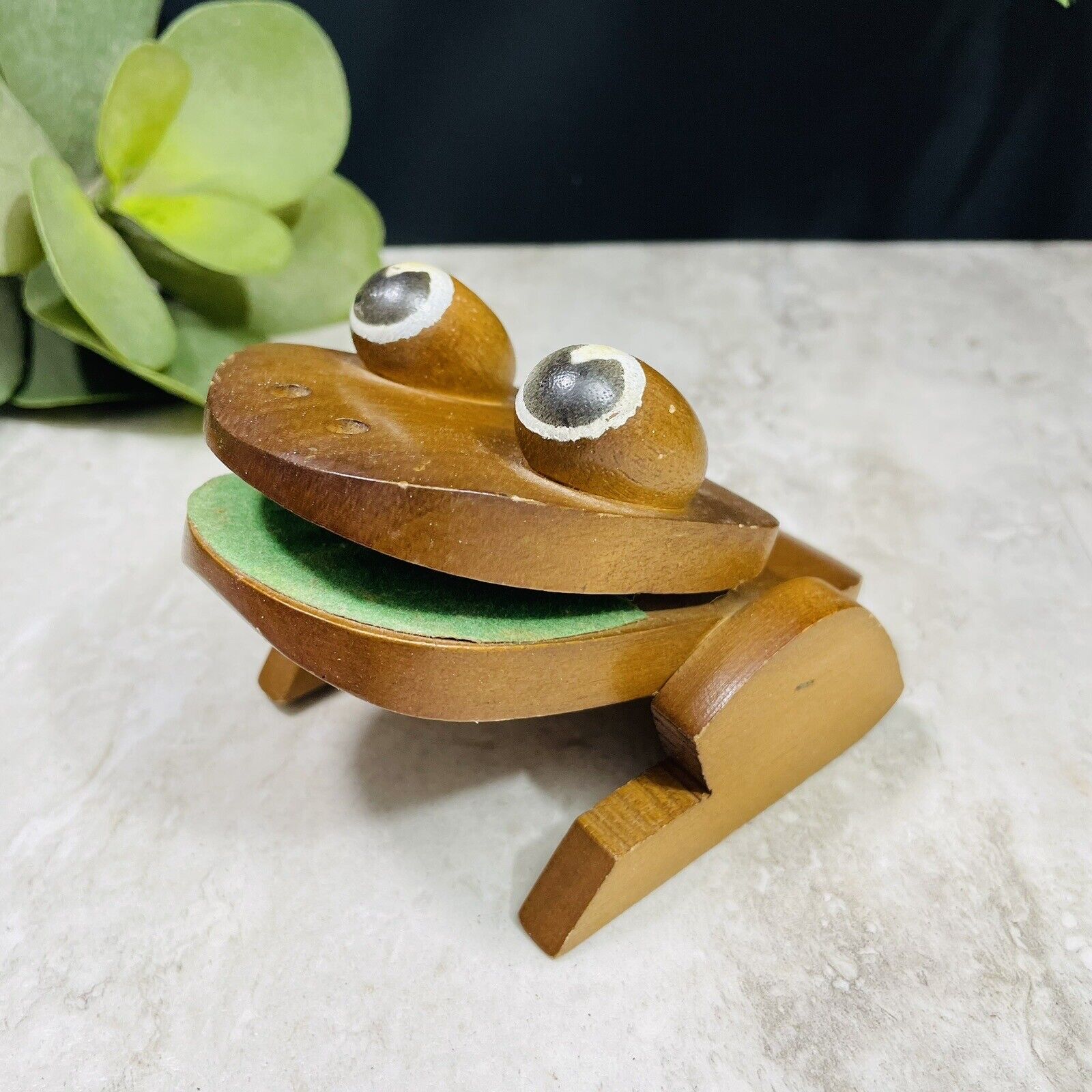 Vintage Handmade Wooden Paper Clip Frog Business Cards Holder Desk Decor