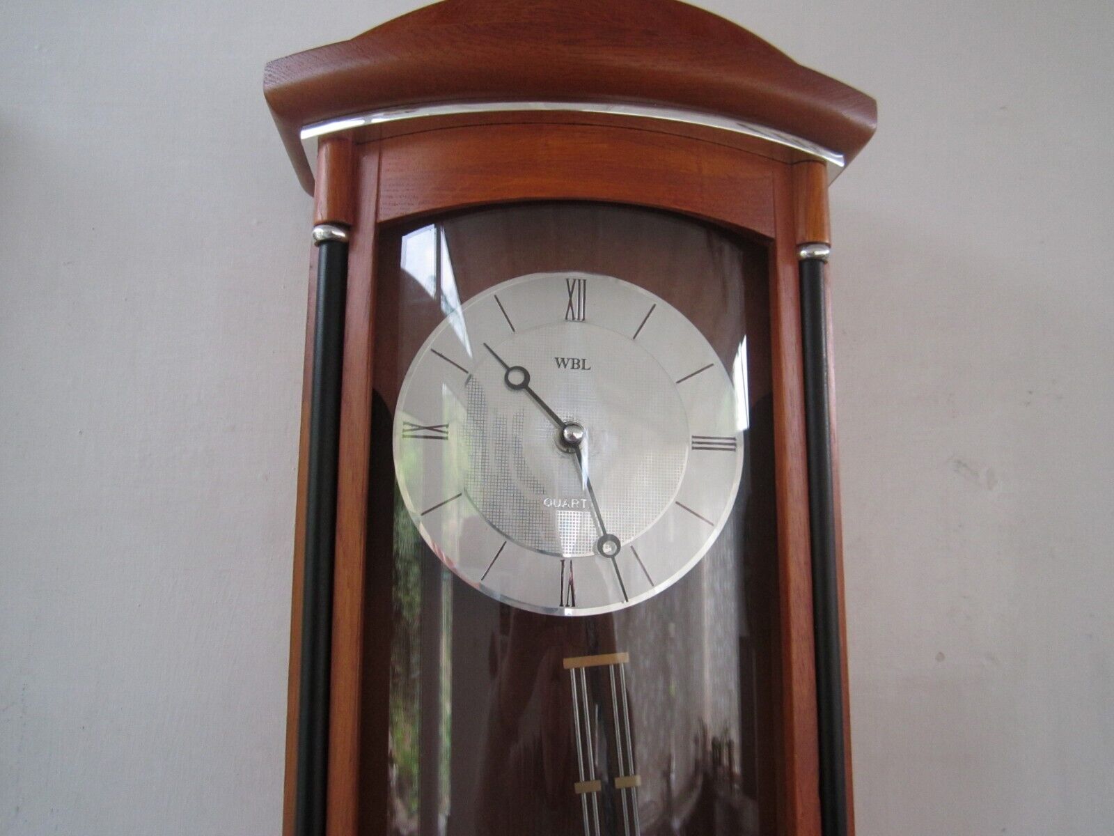VINTAGE QUARTZ WALL CLOCK - IMMACULATE CONDITION.