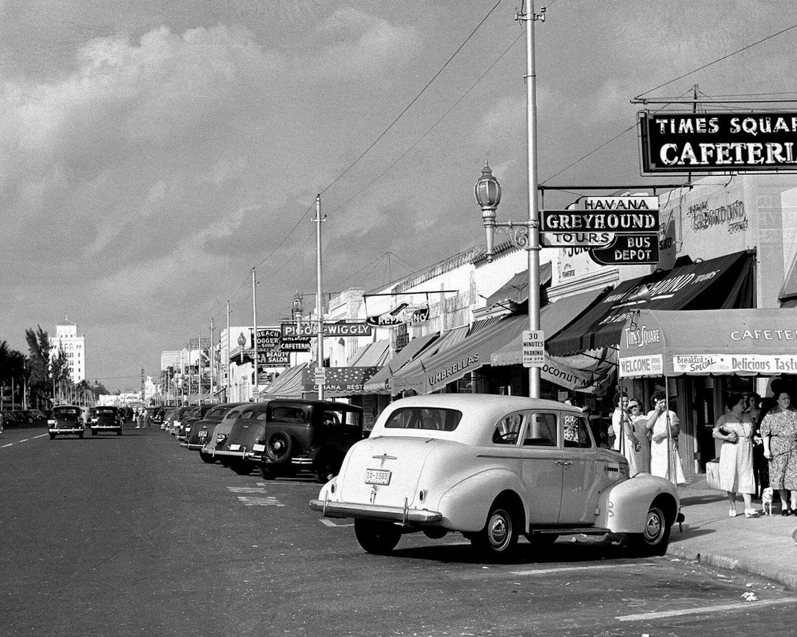 1939 MIAMI STREET SCENE PHOTO  (224-P)