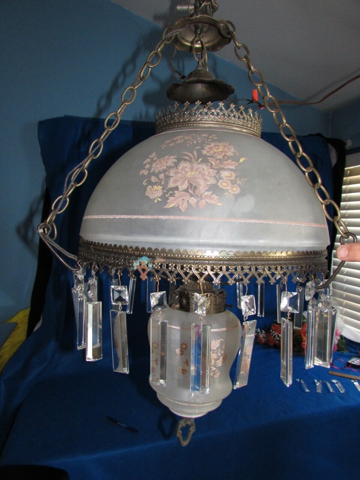 VTG VICTORIAN HANGING GLASS CHANDELIER LAMP W 30 CRYSTAL PRISMS 3 WAY LIGHT 26\