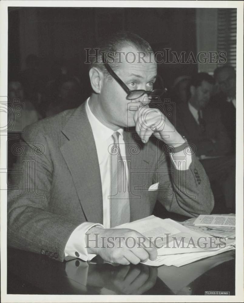 Press Photo Robert Montgomery sitting at a desk - afx30970