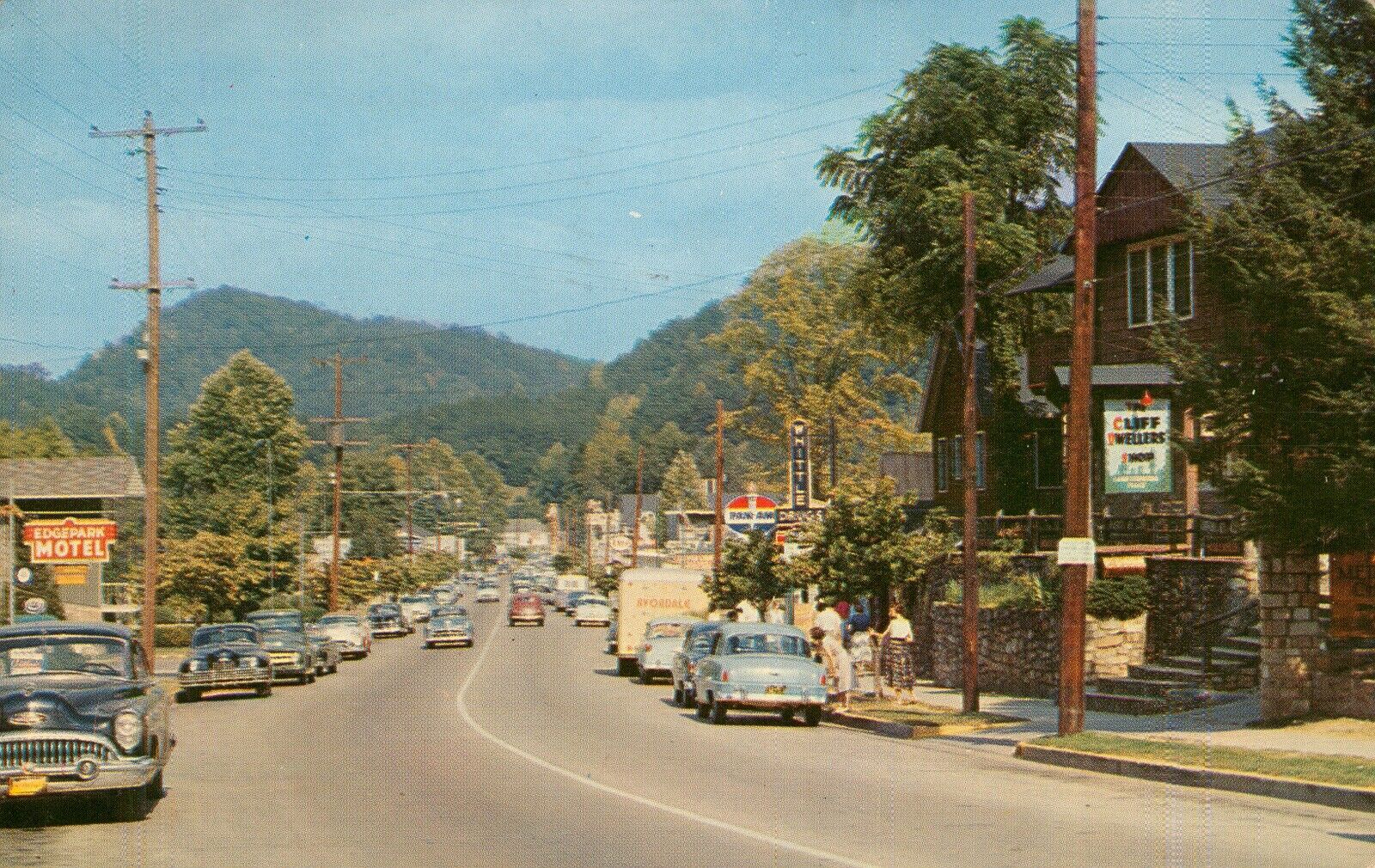 GATLINBURG, Tennessee, STREET SCENE 1955 Vintage Postcard Old Cars Shops People