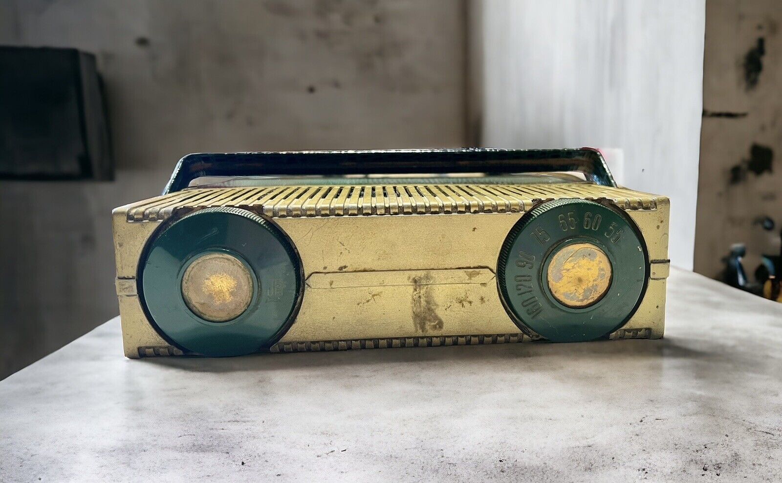 Vintage Motorola Green & Gold Radio 52B2U AC/DC Battery Portable Radio Works
