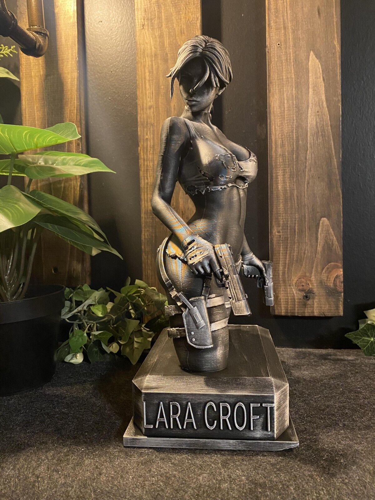 LARA CROFT statue Tomb Raider 14in Tall