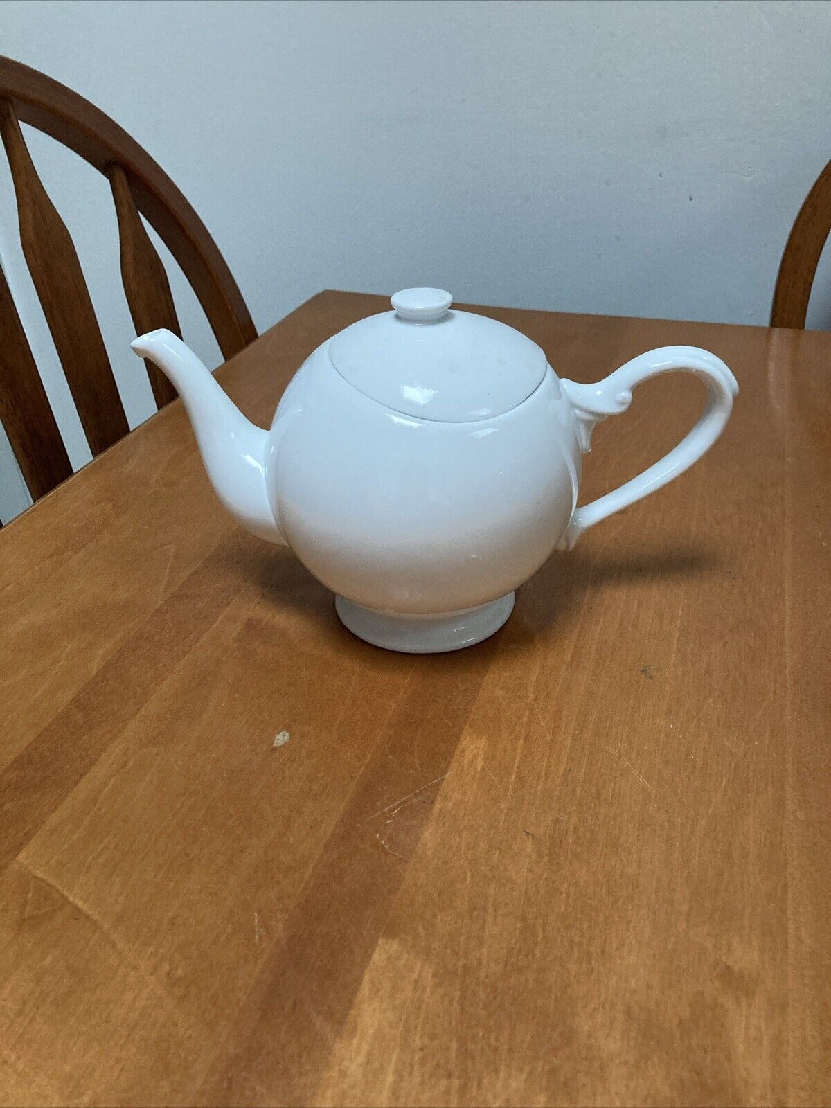 I Godinger & Co  Round White teapot 5 1/2” Tall, 9” Wide, 2-3 Cup,oval Lid, EUC