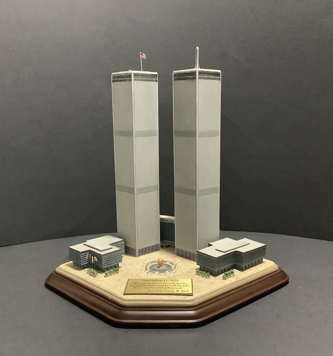 THE DANBURY MINT Twin Towers Commemorative 2001 Memorial Model WTC Ex Cond