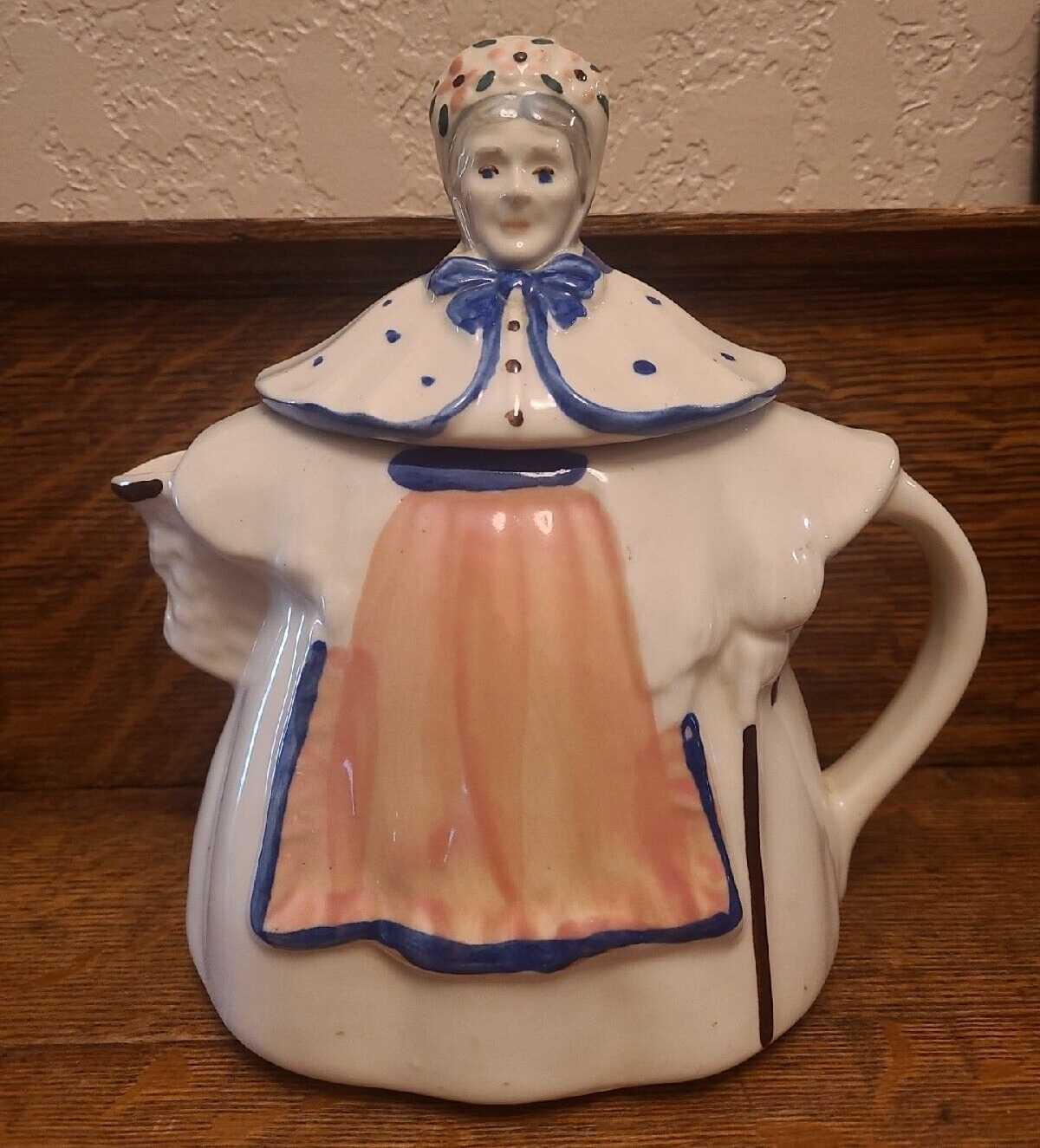 Vintage Shawnee Pottery Granny Ann Teapot - GREAT CONDITION - Peach & Blue