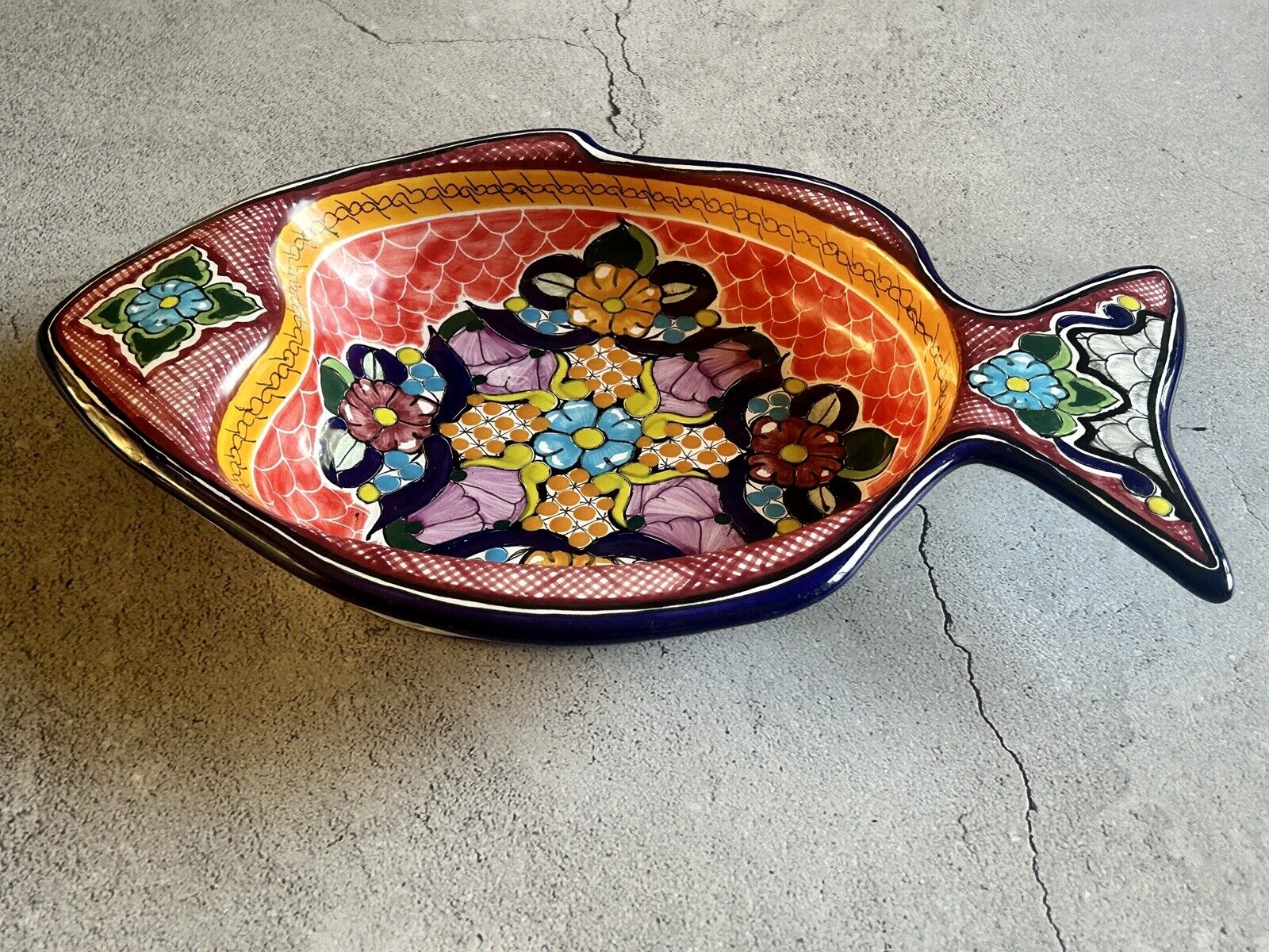 Vintage 12” Puebla Mexican Hernandez Talavera Hand Painted Fish Platter Hanging