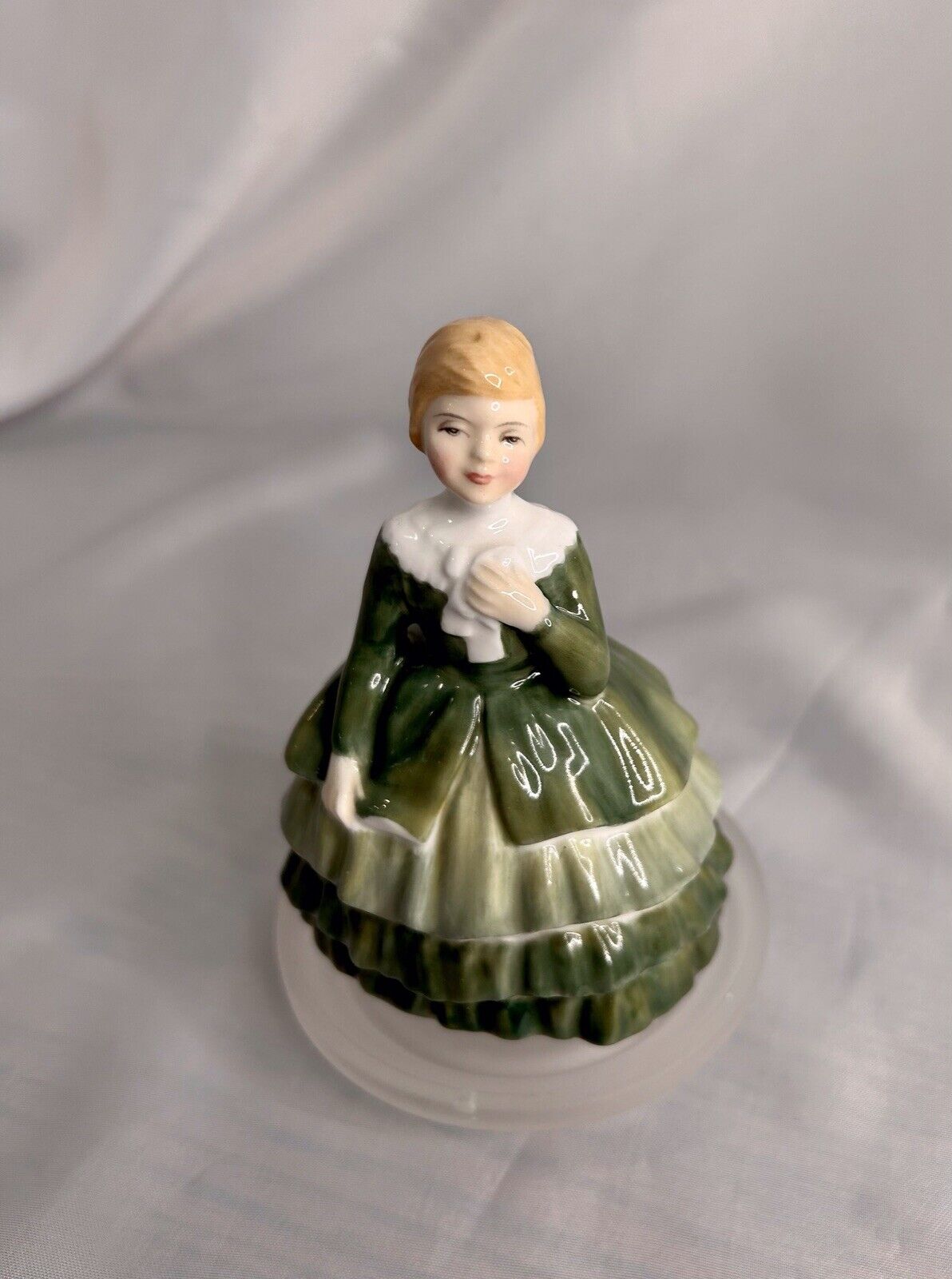 Royal Doulton \'BELLE\' Figurine HN 2340   1967 England  4.75\